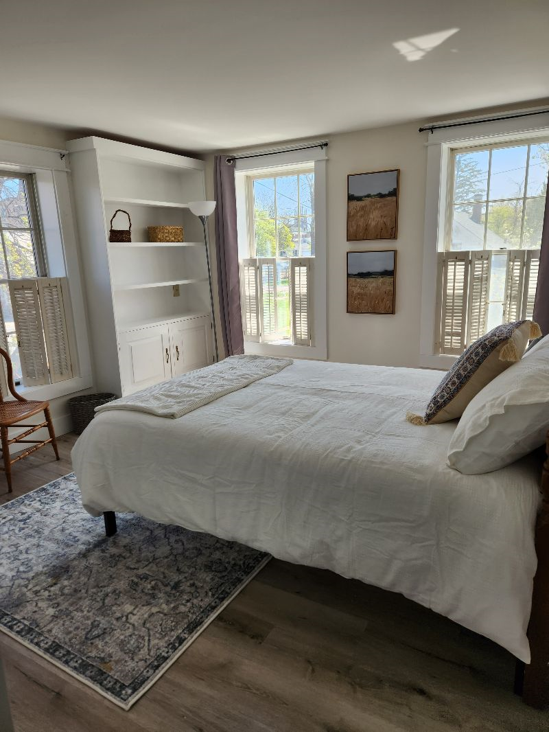Large renovated bedroom suite close to everything - Photo 2