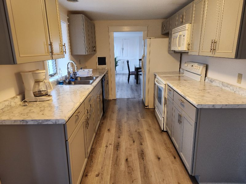 Large renovated bedroom suite close to everything - Photo 8