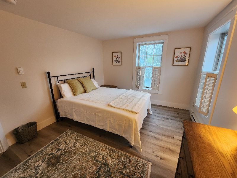 Comfy bedroom in large apt close to everything