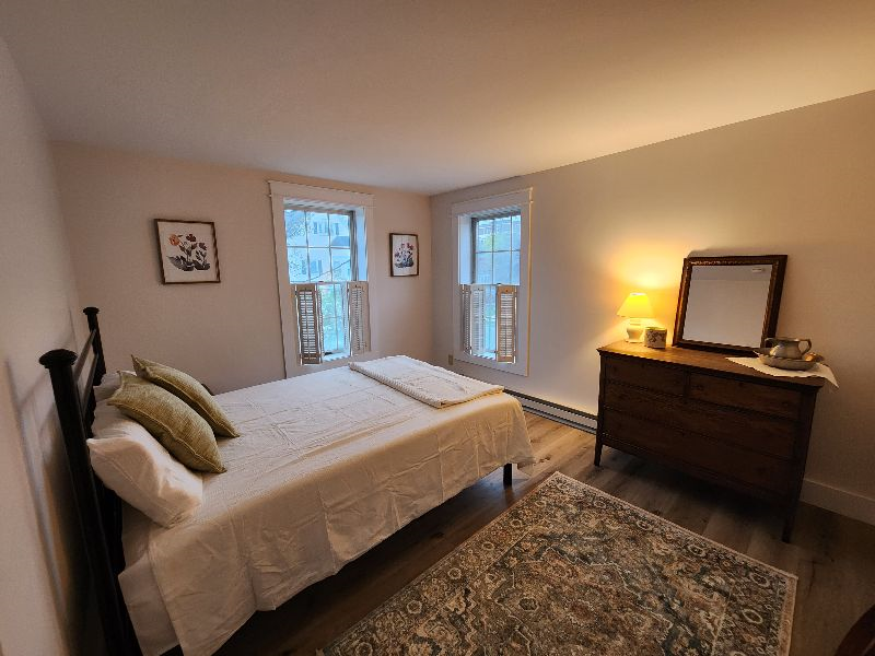 Large renovated bedroom suite close to everything - Photo 2