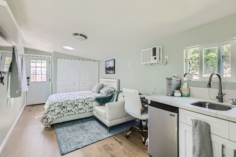 Private Studio with Washer / Dryer Maid Service - Photo 1