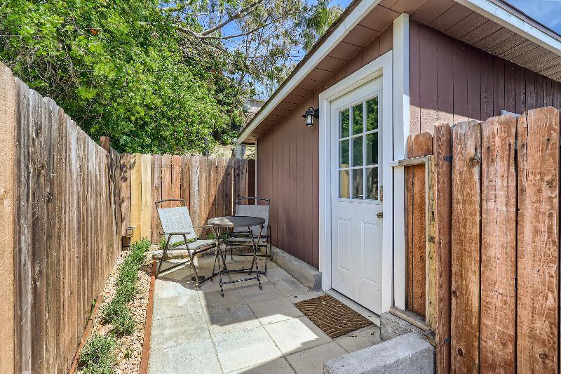Private Studio with Washer / Dryer Maid Service - Photo 3