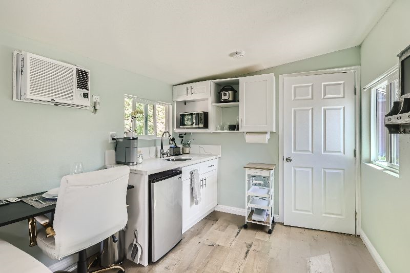 Private Studio with Washer / Dryer Maid Service - Photo 5
