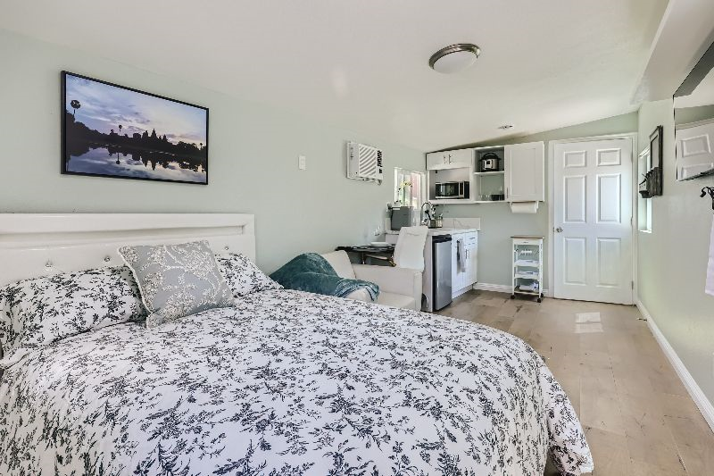 Private Studio with Washer / Dryer Maid Service - Photo 6