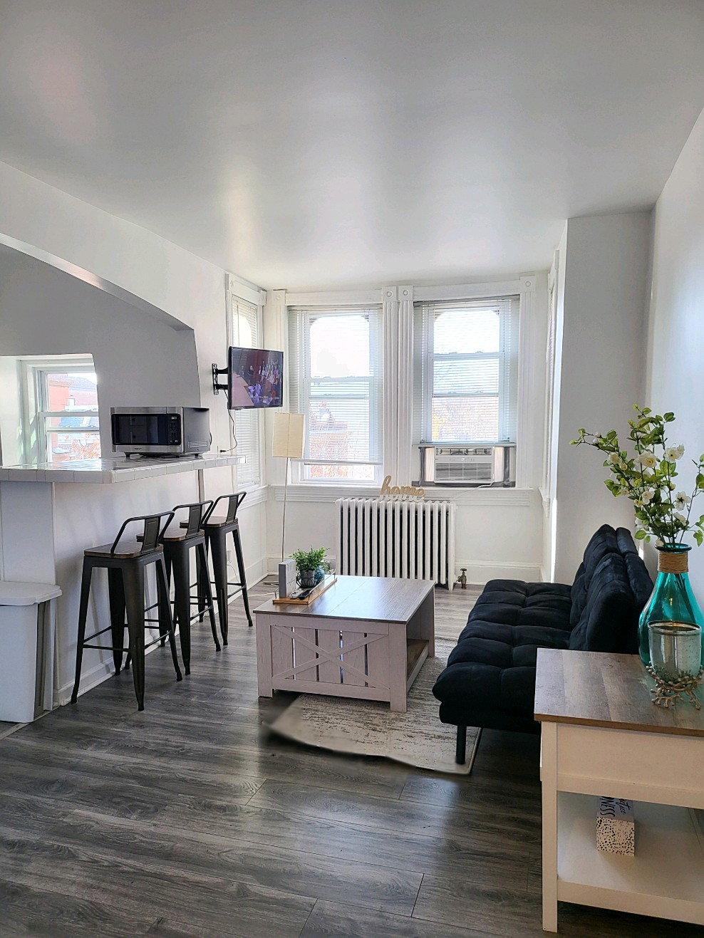 Sun-filled Peaceful Penthouse Apartment in the City - Photo 1
