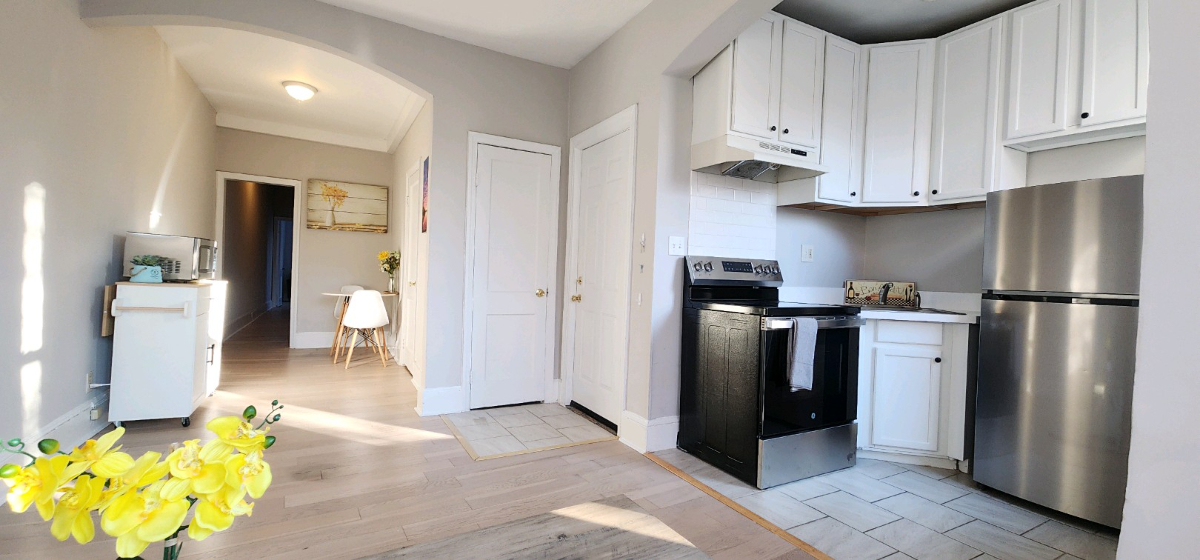 Sun-filled Peaceful Penthouse Apartment in the City - Photo 3