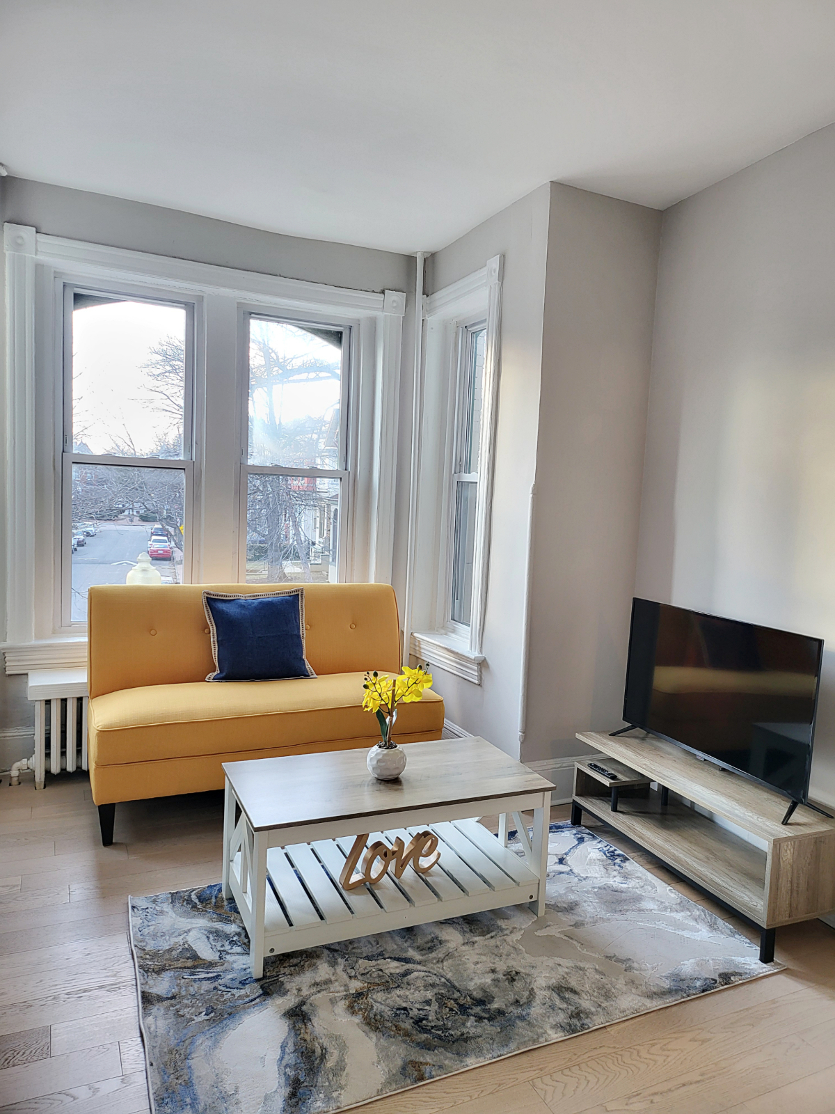 Sun-filled Peaceful Penthouse Apartment in the City - Photo 1