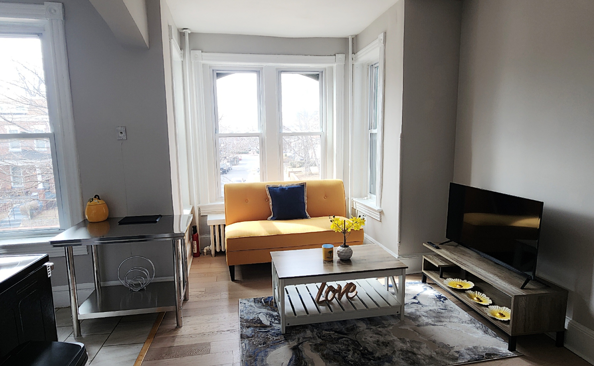Sun-filled Peaceful Penthouse Apartment in the City - Photo 2