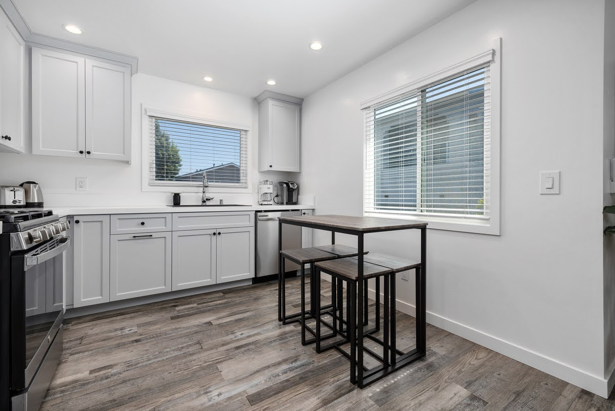 Light-Filled 2BR ADU | Wrap-Around Balcony, Furnished & Move-In Ready - College Area - Photo 3