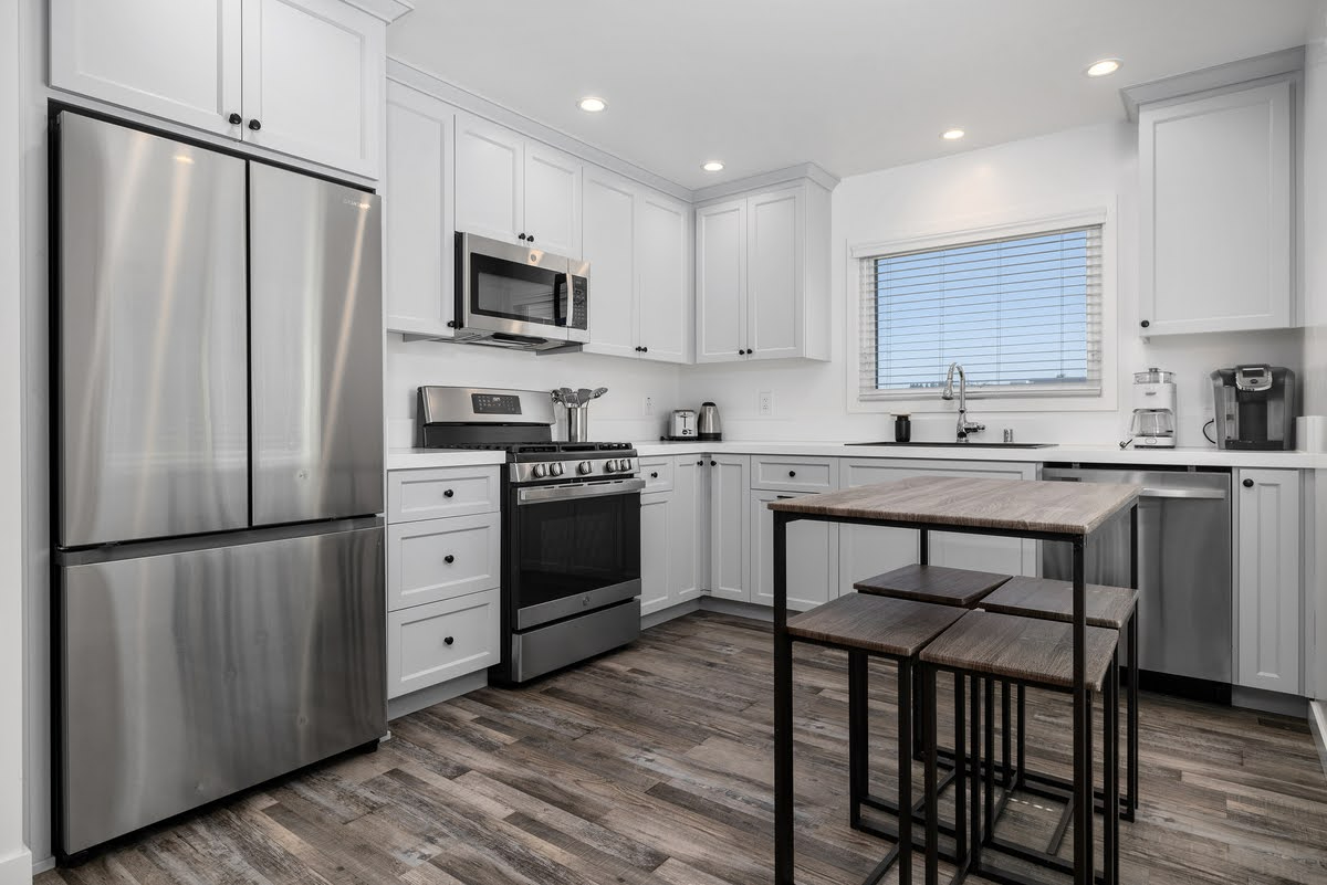 Light-Filled 2BR ADU | Wrap-Around Balcony, Furnished & Move-In Ready - College Area - Photo 6