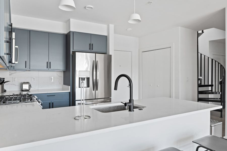 High-End Downtown Co-Living - All Utilities Included (District) - Photo 11