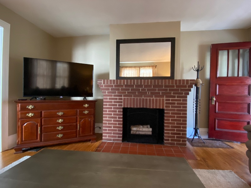 Cozy two bedroom across from park - Photo 2
