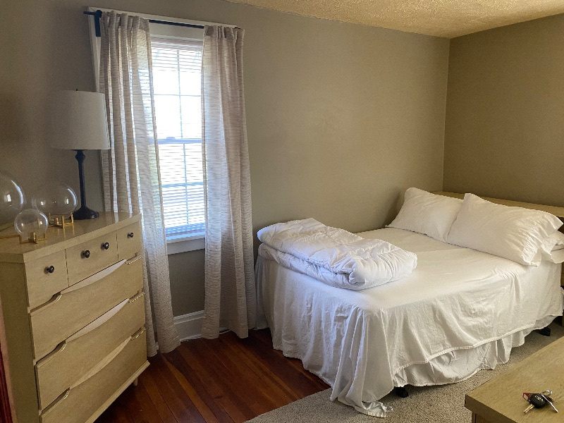 Cozy two bedroom across from park - Photo 3