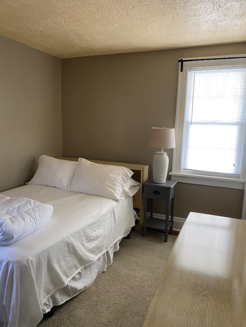 Cozy two bedroom across from park - Photo 4