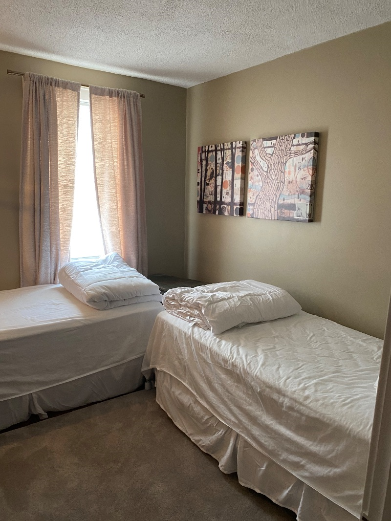 Cozy two bedroom across from park - Photo 5