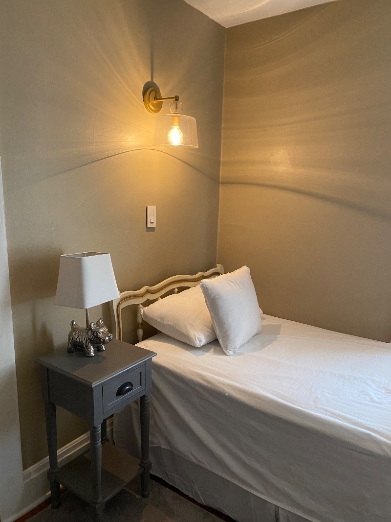 Cozy two bedroom across from park - Photo 6