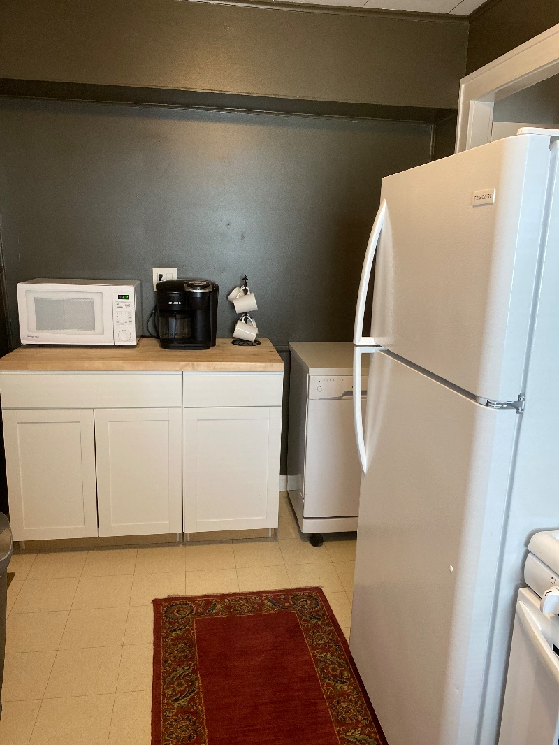 Cozy two bedroom across from park - Photo 8