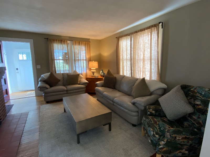 Cozy two bedroom across from park - Photo 9