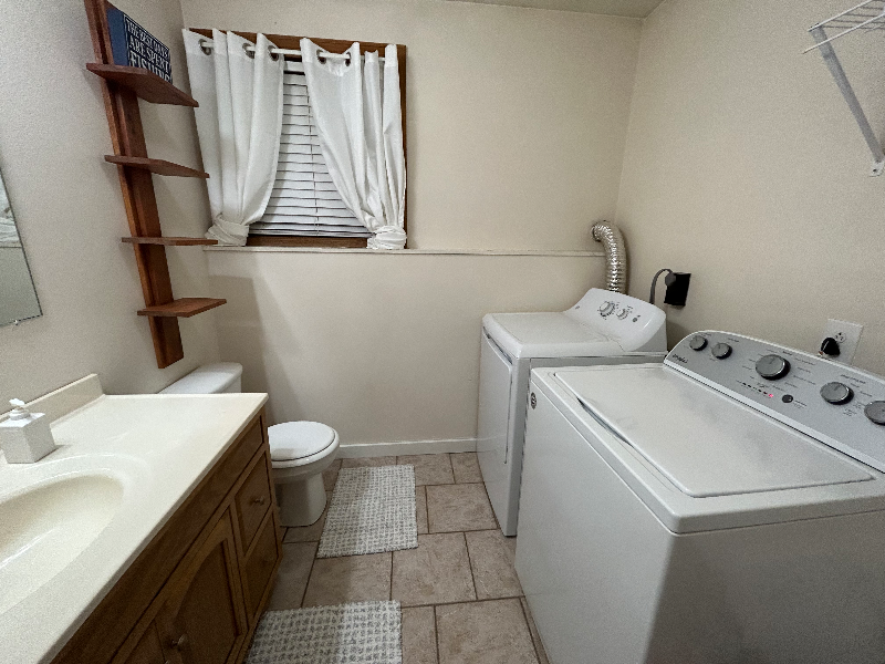 Cozy Room In Raised Ranch Home - Photo 6