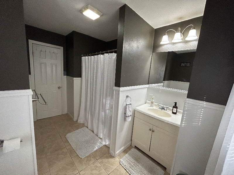 Cozy Room In Raised Ranch Home - Photo 8