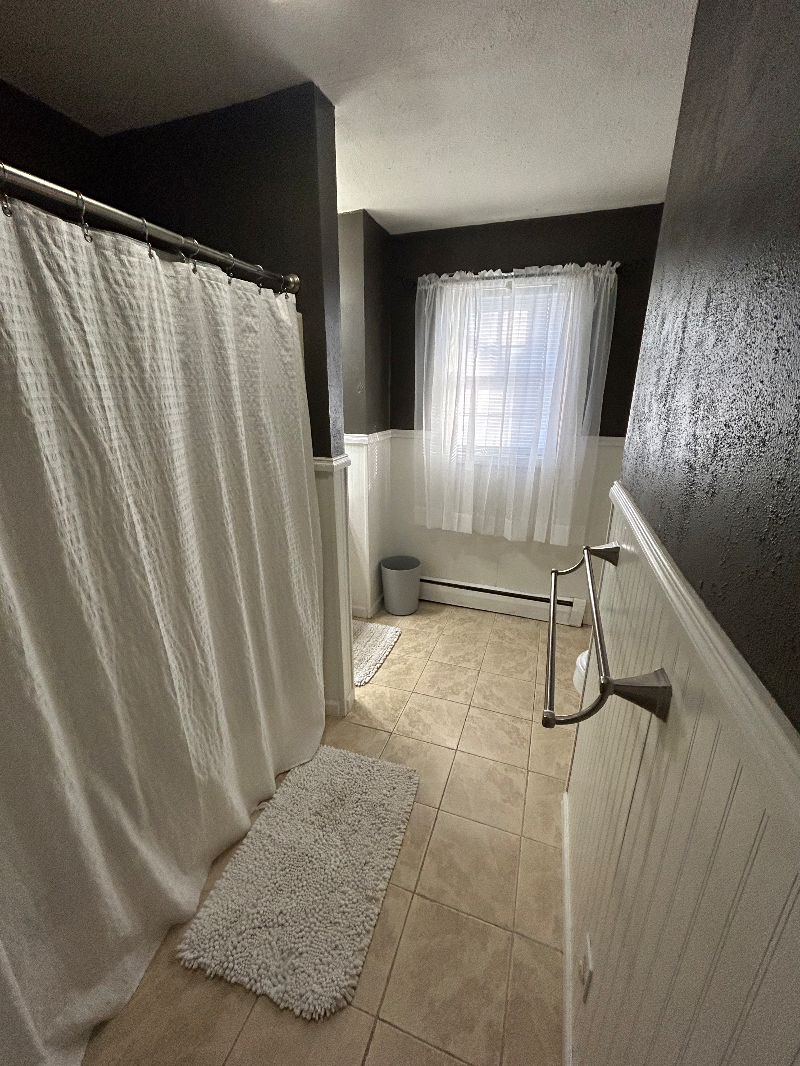 Cozy Room In Raised Ranch Home - Photo 10