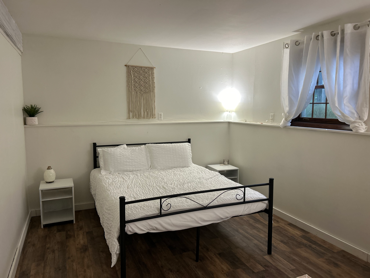 Cozy Room In Raised Ranch Home - Photo 2