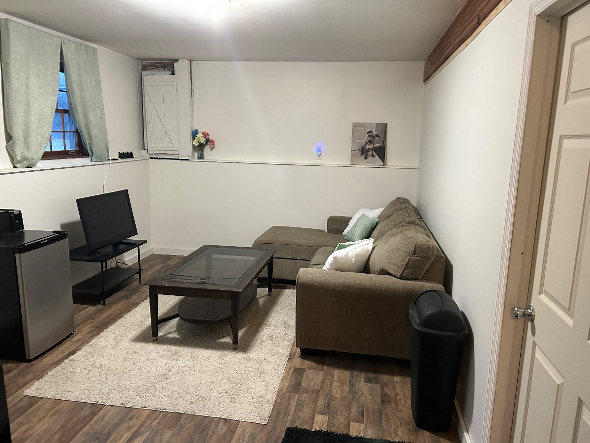Cozy Room In Raised Ranch Home - Photo 12