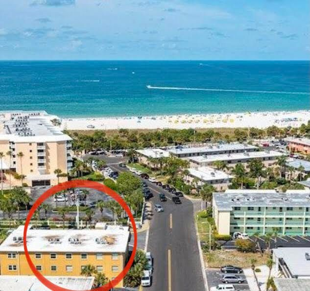 2/2 condo on St Pete Beach with gulf views! Colonnades 11