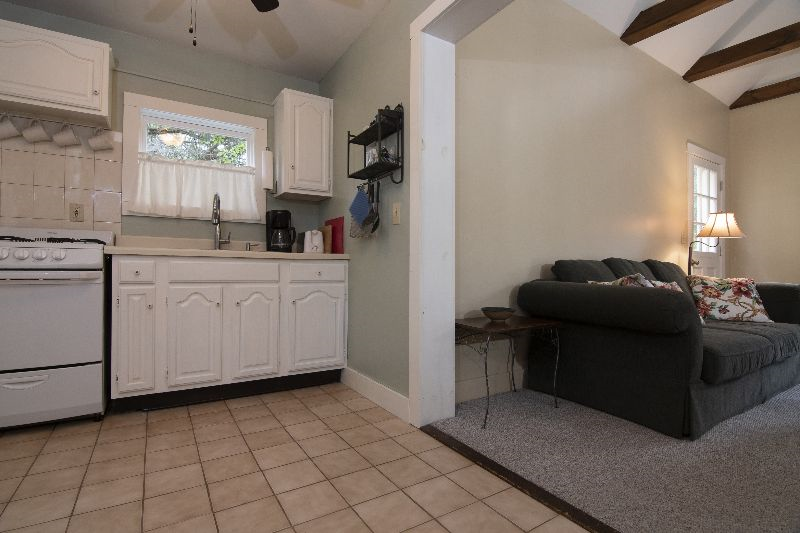 One-bedroom cottage on stunning inn grounds - Photo 4