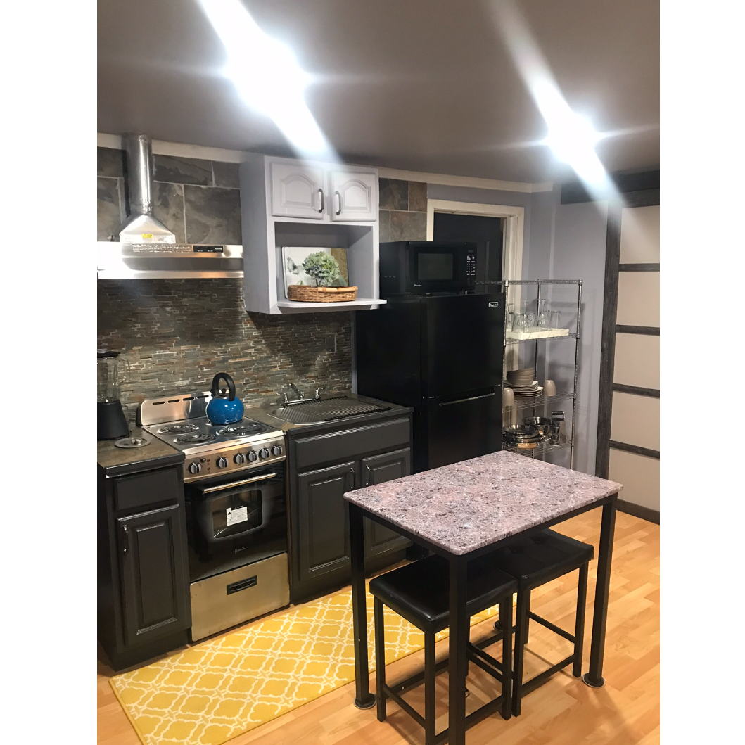 Gorgeous, Cozy, 1 bedroom apartment with Barn doors, full kitchen. Close to Hospital, shopping cente - Photo 2