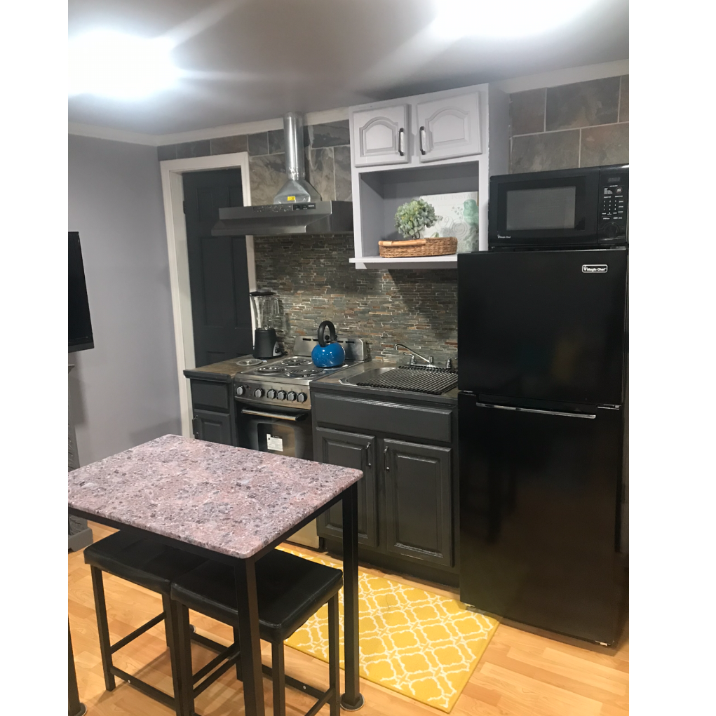 Gorgeous, Cozy, 1 bedroom apartment with Barn doors, full kitchen. Close to Hospital, shopping cente - Photo 1
