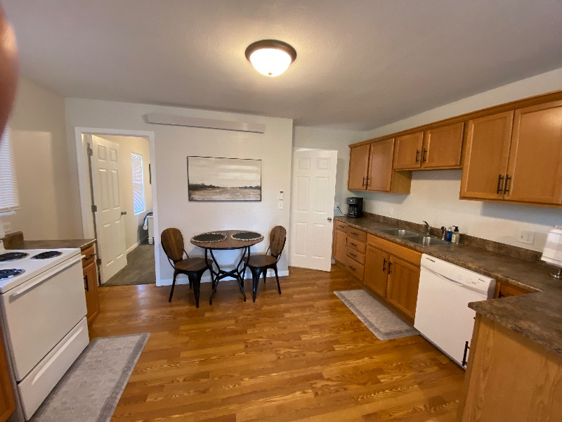 No. 4 - Beautiful newly remodeled downstairs unit - Photo 5