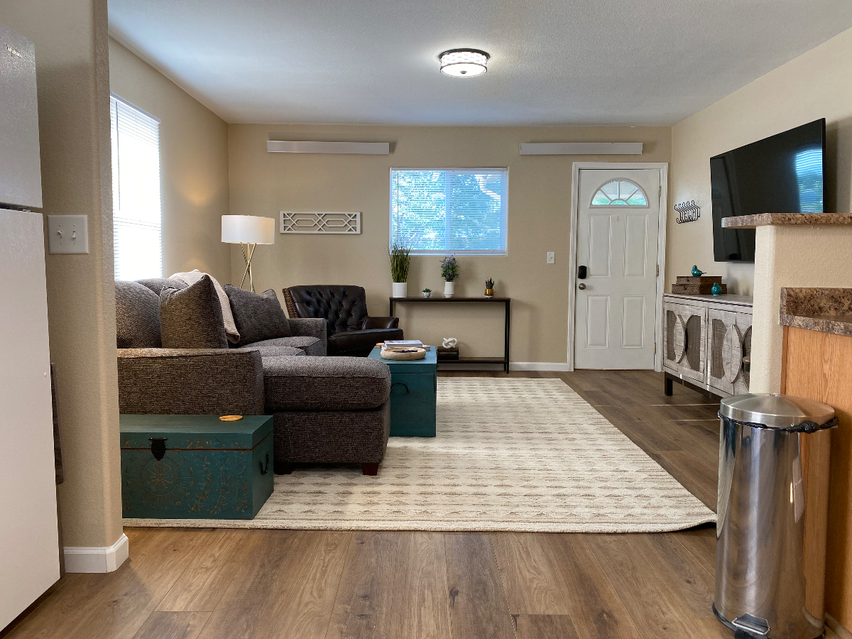 No. 4 - Beautiful newly remodeled downstairs unit - Photo 2