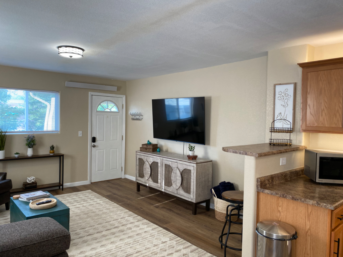 No. 4 - Beautiful newly remodeled downstairs unit - Photo 7