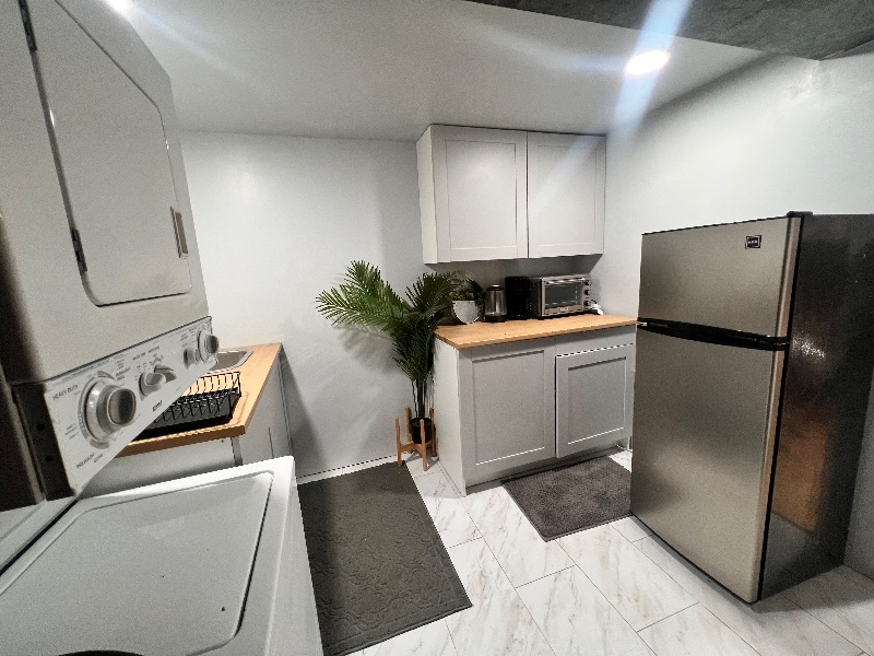 Fully Furnished DC Ground Floor Studio with Private Entrance - Photo 5