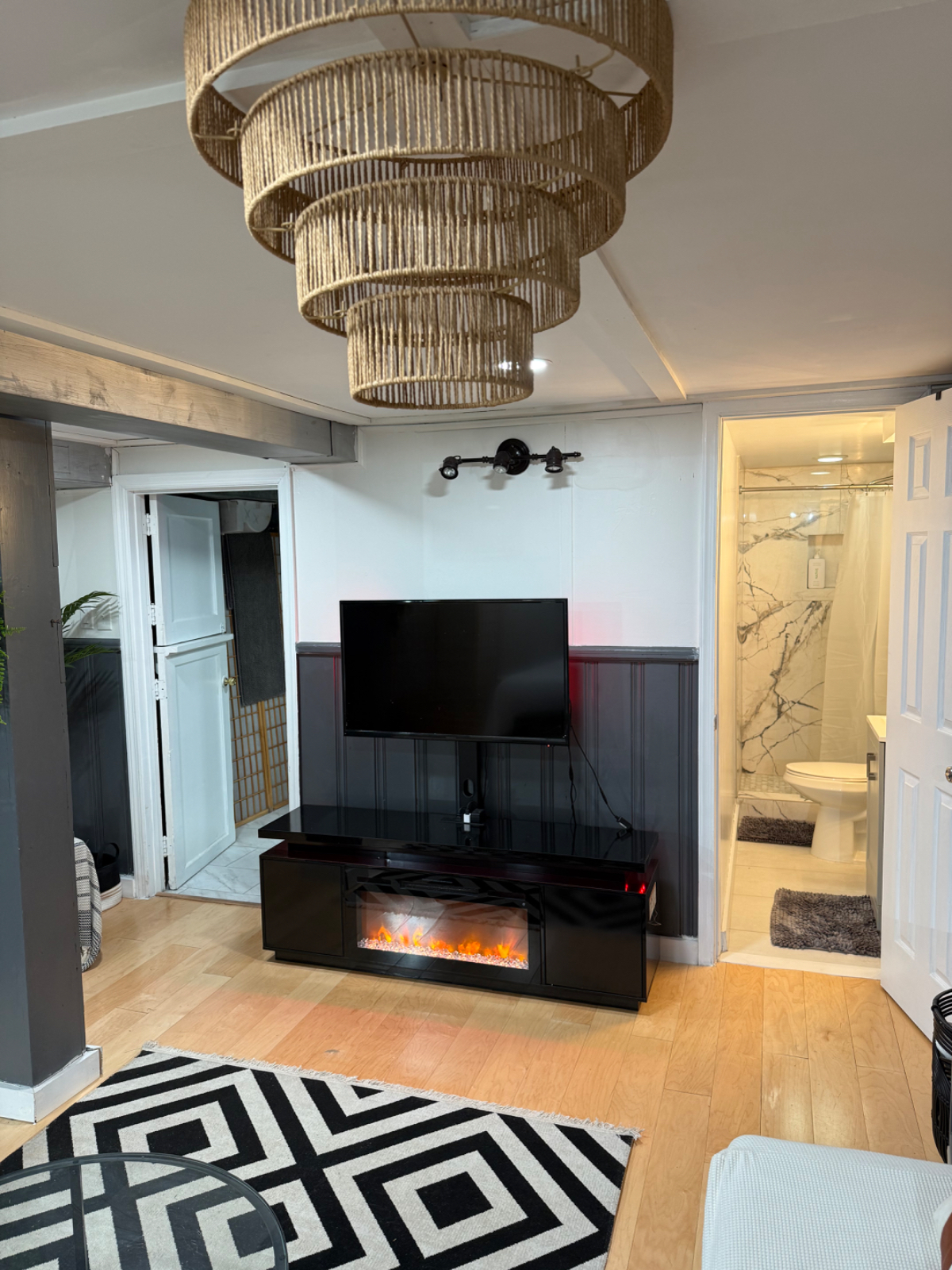 Fully Furnished DC Ground Floor Studio with Private Entrance - Photo 2