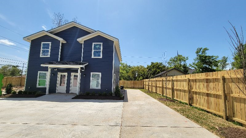 Almost NEW, nice upgrades, safe, cozy townhouse