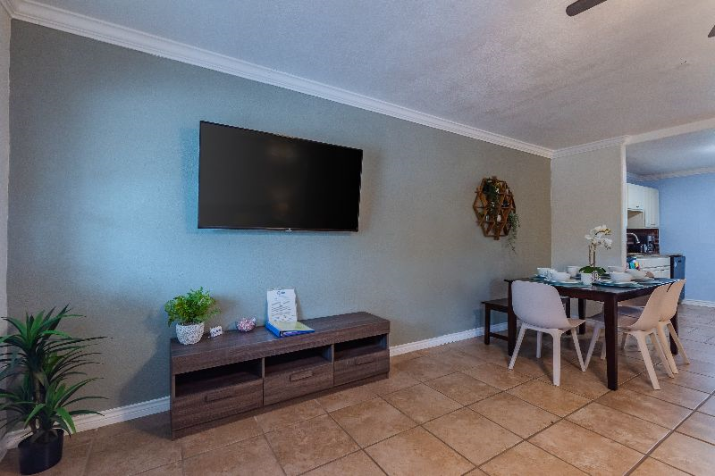 Beautiful Apartment at the Botanical Garden - Photo 2