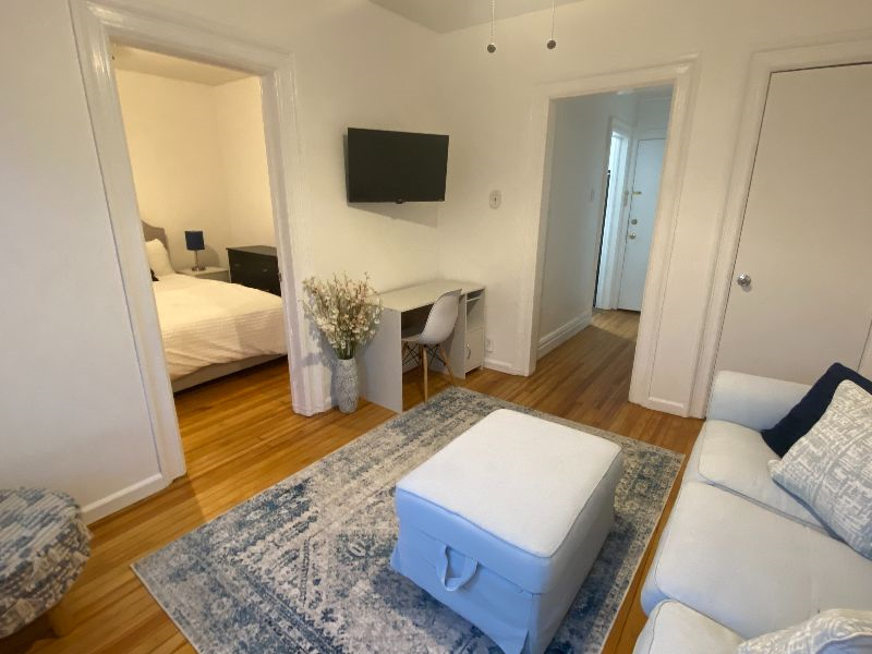 Sunny private 1 bd apartment & parking, 15...