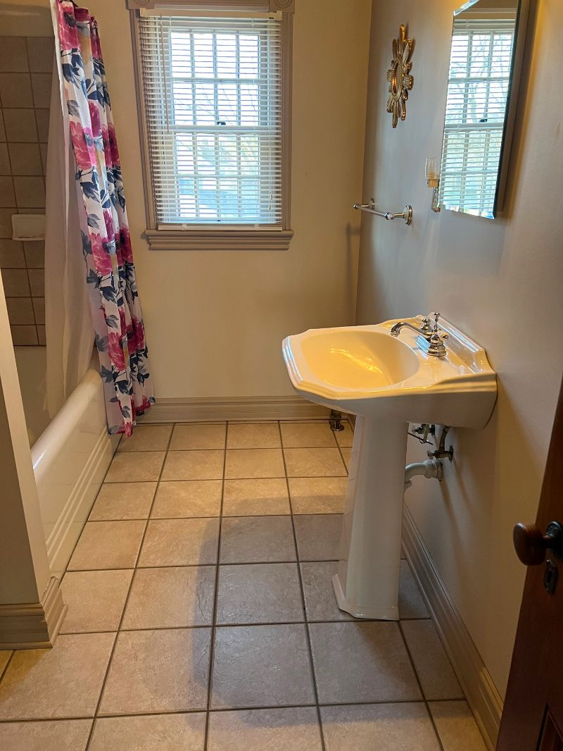 Elmira Near Arnot Hospital -  Nice 1BR Upper Apartment - 925 Includes All - Photo 9