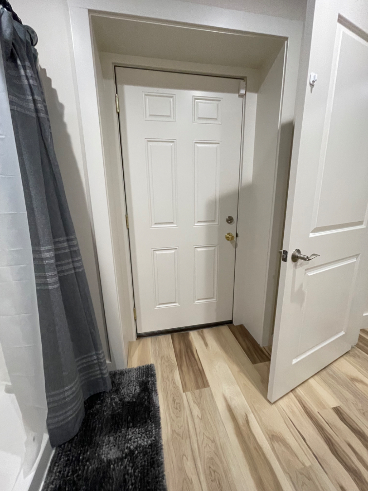 Private Entrance /Newly Finished Lower Level Studio Apartment - Photo 8