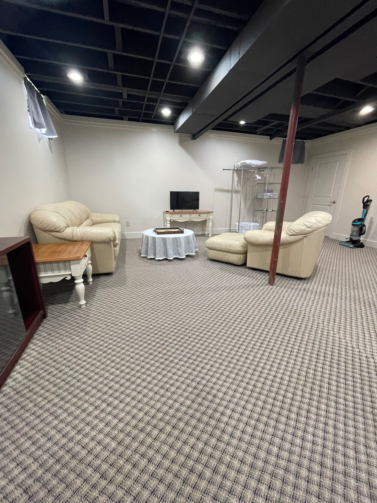 Private Entrance /Newly Finished Lower Level Studio Apartment - Photo 3
