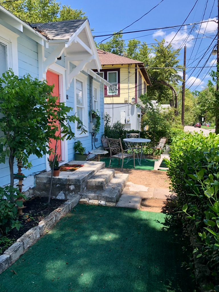 Cozy East Side Bungalow - Photo 3