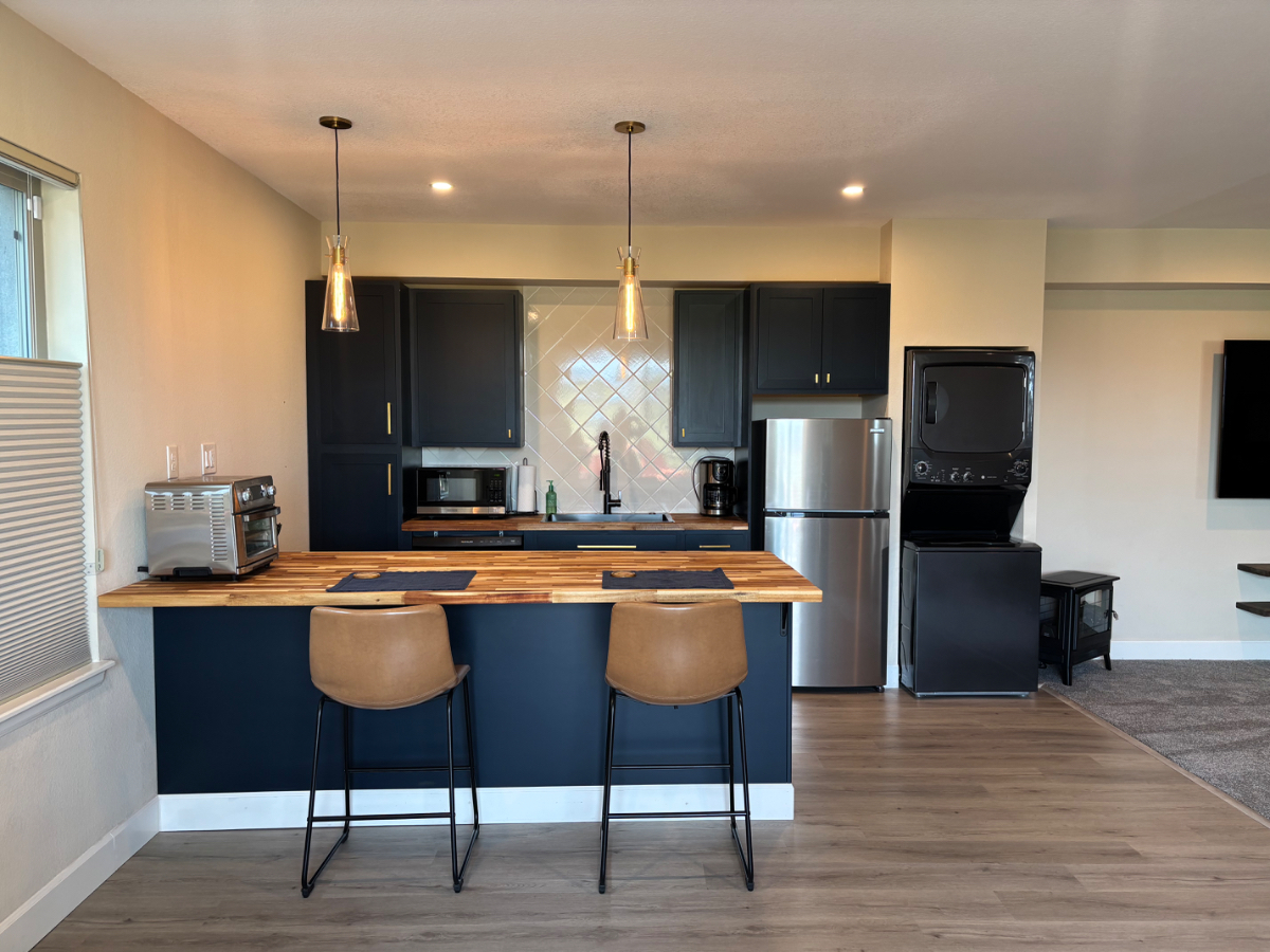 Private Apt w/ Mountain Views on Open Space , Walkout Basement, 1,200 Sqft