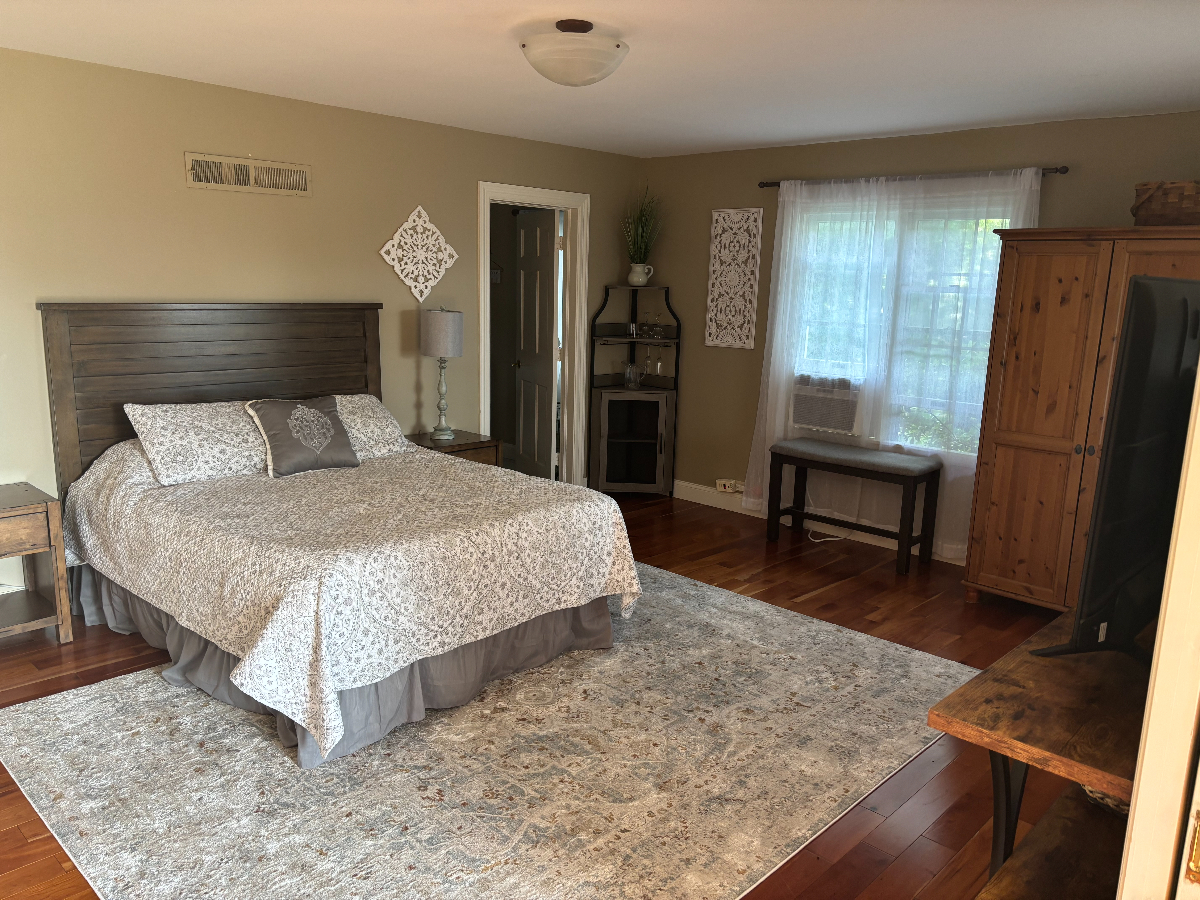 Private Suite/Entrance, 1.5 miles UVM/Hospital, Spectacular views/location. - Photo 3