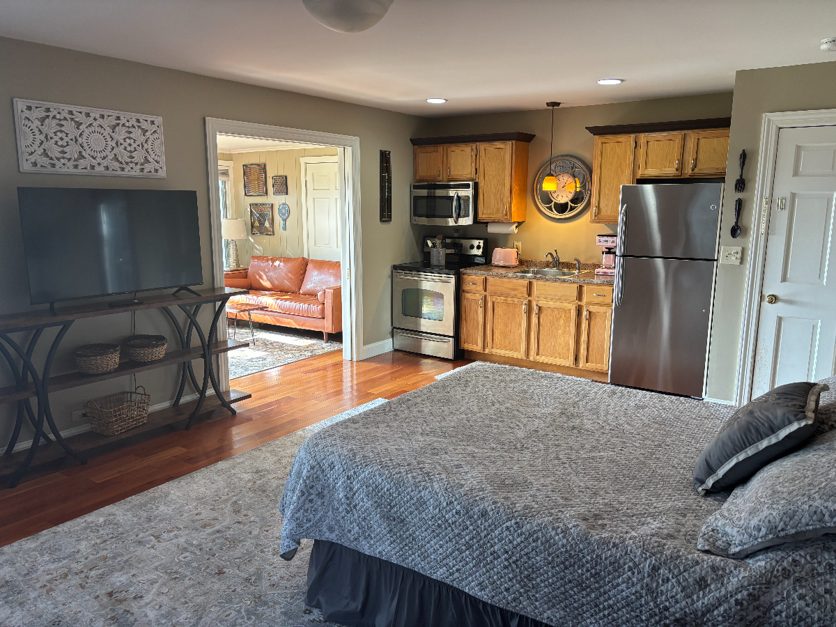Private Suite/Entrance, 1.5 miles UVM/Hospital, Spectacular views/location. - Photo 4