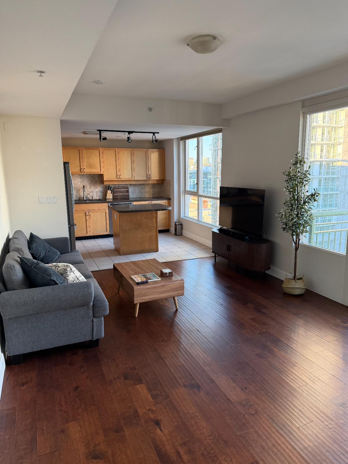 Modern condo with a view - Little Italy - Photo 4