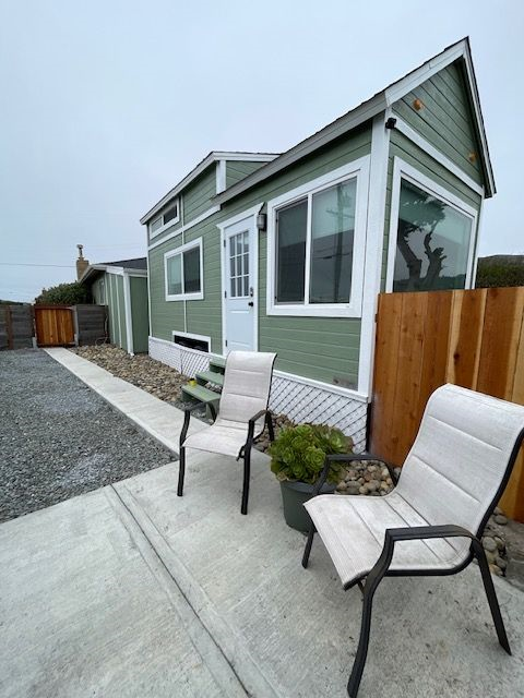 Cozy Ocean-View Tiny House in Pacifica, CA - Perfect for a Quiet Getaway Near Retail Shops, Restaurants, and Hiking Trails