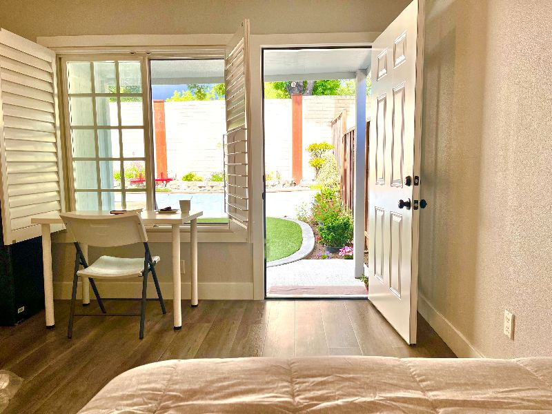 Private Entrance bedroom with ensuite bathroom - Photo 2
