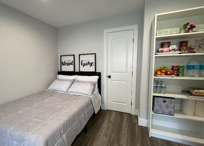 Private Entrance bedroom with ensuite bathroom - Photo 5